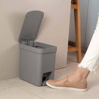 Lixeira com Pedal Trium Chumbo 6 Litros