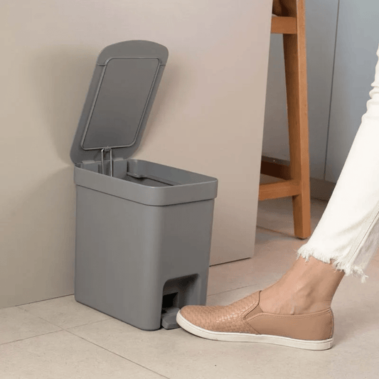 Lixeira com Pedal Trium Chumbo 6 Litros