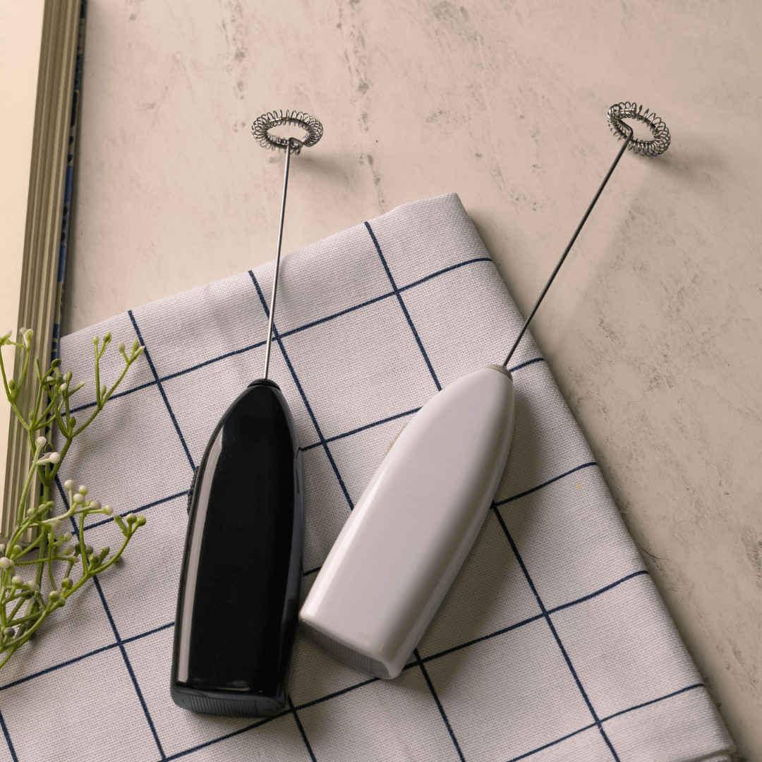 Mini Mixer Elétrico para Bebidas em Aço Inox e Plástico Preto