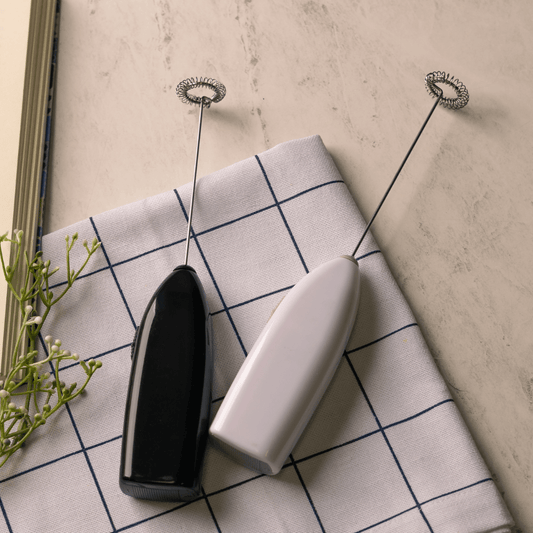 Mini Mixer Elétrico para Bebidas em Aço Inox e Plástico Preto
