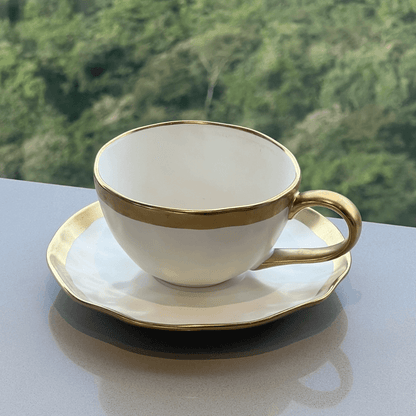 Xícara de Chá com Pires em Porcelana Dubai Branco e Dourado 200ml